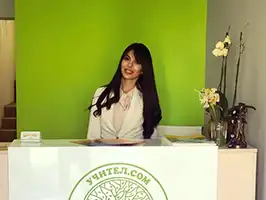 Усмихната служителка на рецепцията на Учител.com